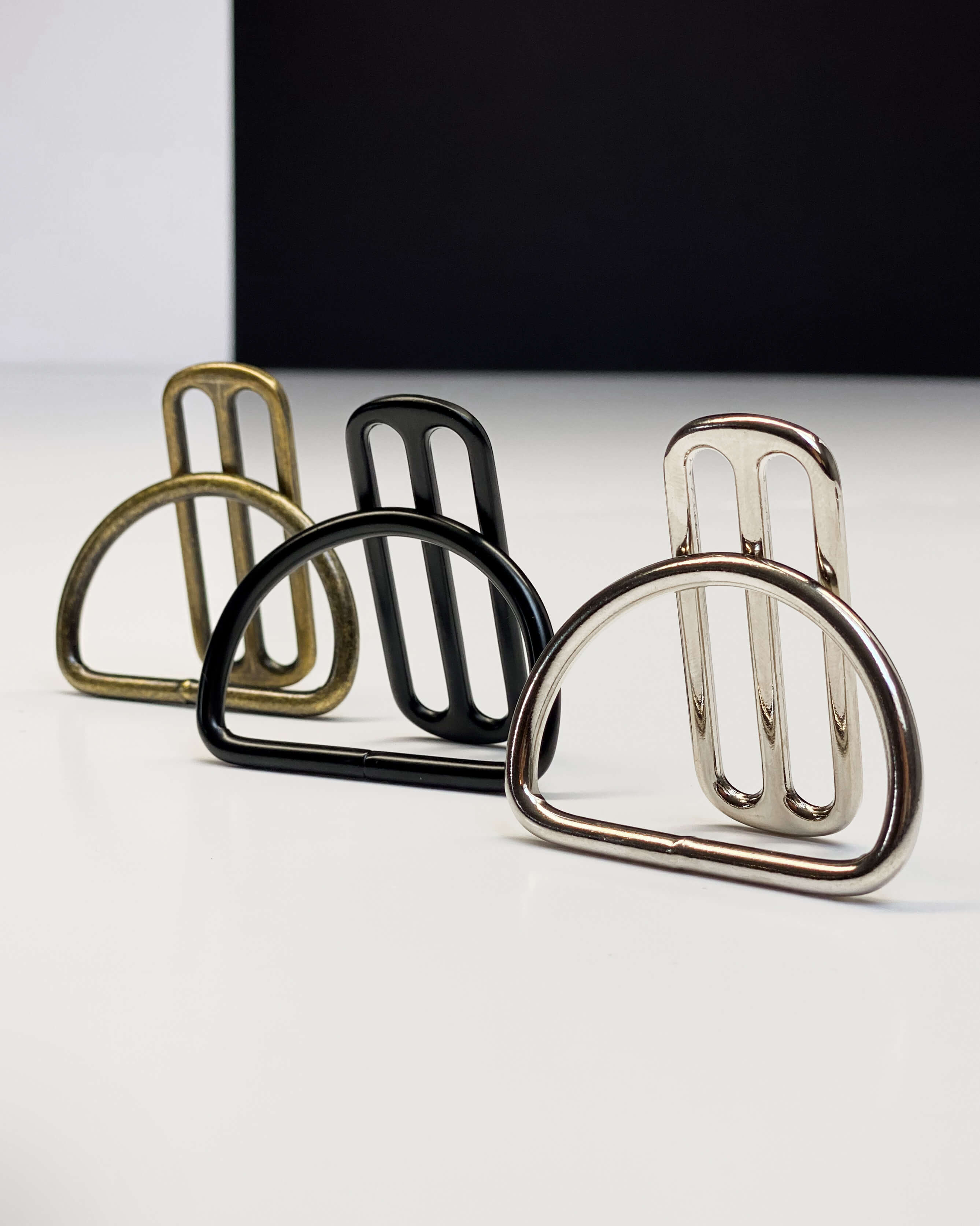 THE THEO Martingale Collars